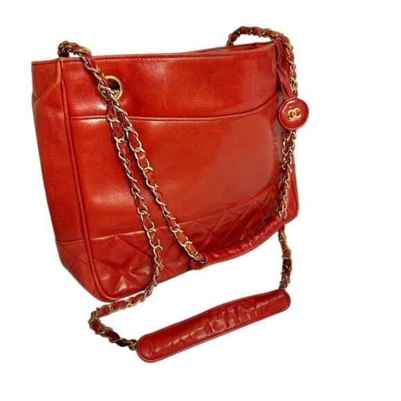 CHANEL Red Shoulder Bag with Timeless Elegance - Picture 10 of 16